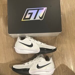 Nike White and Black Sneakers